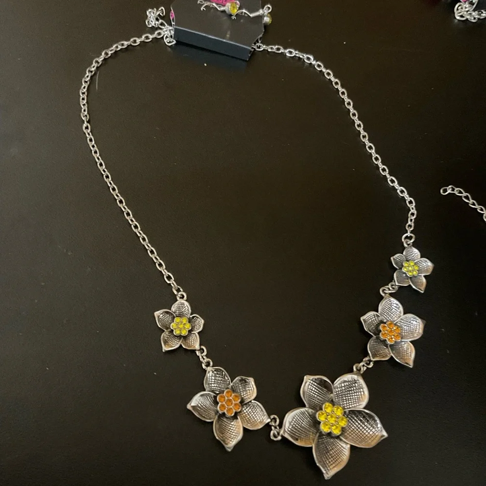 Yellow Orange Flower Necklace NWT - Picture 1 of 1